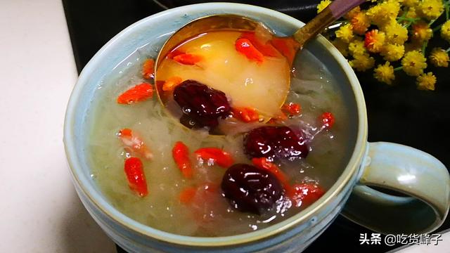 为什么水泡的银耳发白？银耳泡出来很白是怎么回事，不懂的朋友，来着了