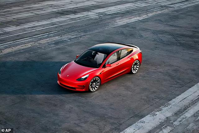 第一个特斯拉婴儿诞生：宾州女子车上分娩，丈夫开自动驾驶照顾