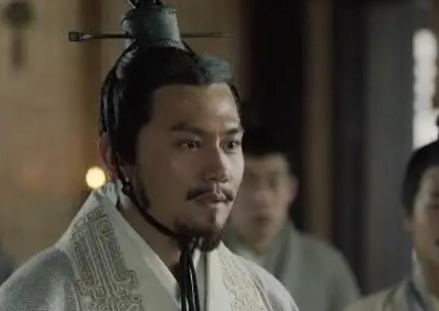 宴会上，荆轲夸一美人的手很好看，不久太子丹便将那双手送给了他