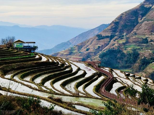 从西昌到米易,还没有到攀枝花,这是一个河谷,在地理上讲处于背风河谷