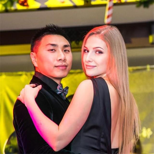 中乌网红夫妇翻车！剪辑虚假视频博眼球，人设崩塌引出黑色产业链