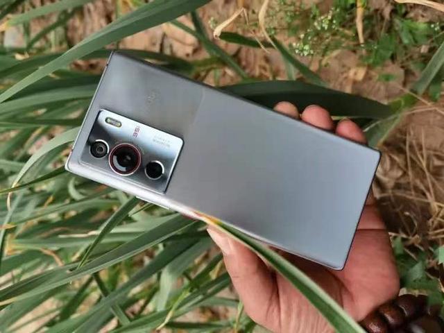 12+256GB，骁龙8+潜望式长焦+双主摄OIS防抖，长续航闪充加持