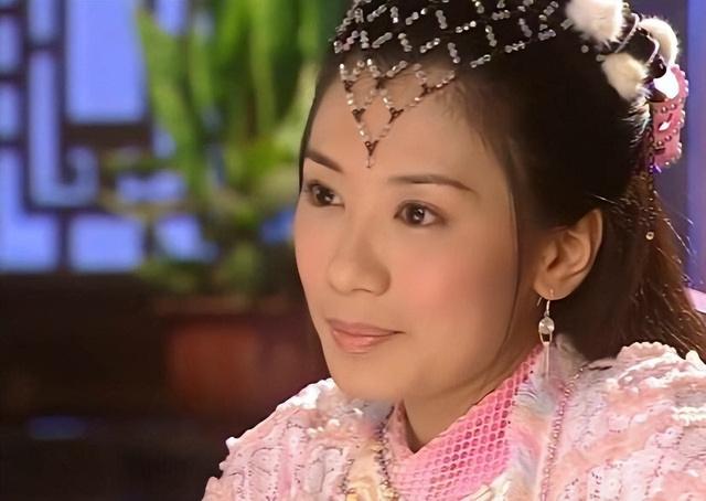 其次男扮女装时的贾静雯,高高束起的头发,手握一把折扇,表现出赵敏的