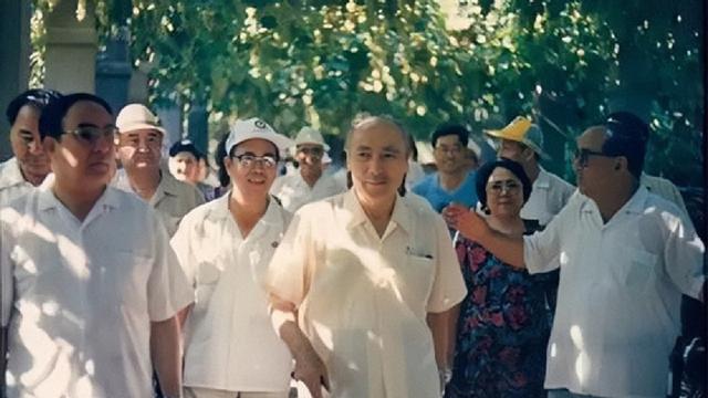 开国大典上，毛主席的身后站着一位头戴黑帽的男子，此人是谁？