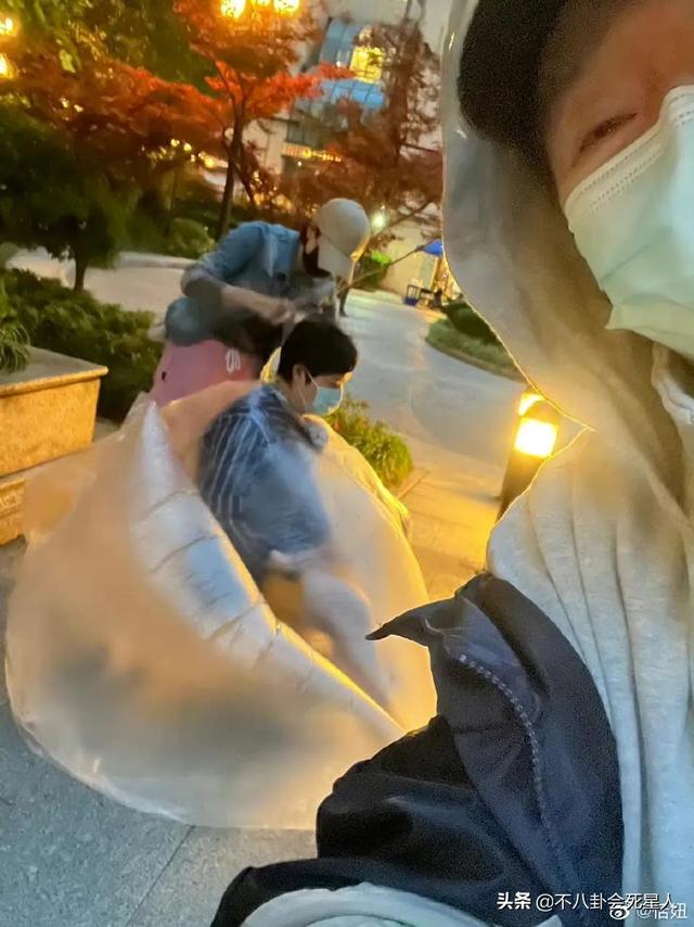 万梓良前妻上海隔离，住5千万豪宅，马伊琍为其女儿剪发