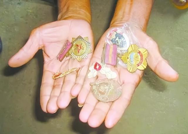 四川老兵晚年贫苦，卖军功章维持生计，领导：老英雄，你糊涂啊