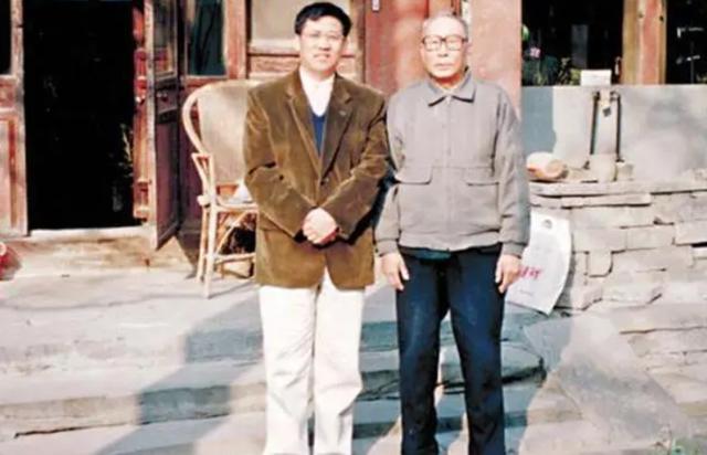 奶奶是慈禧，哥哥是溥仪，大伯是光绪，他甘当教书匠，活到2015年