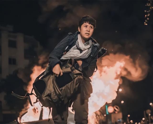 频频甩出“王炸”，粉碎中年危机，海清的清醒，打了多少女星的脸
