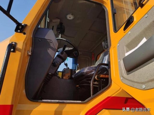 宇通宽体矿用自卸车