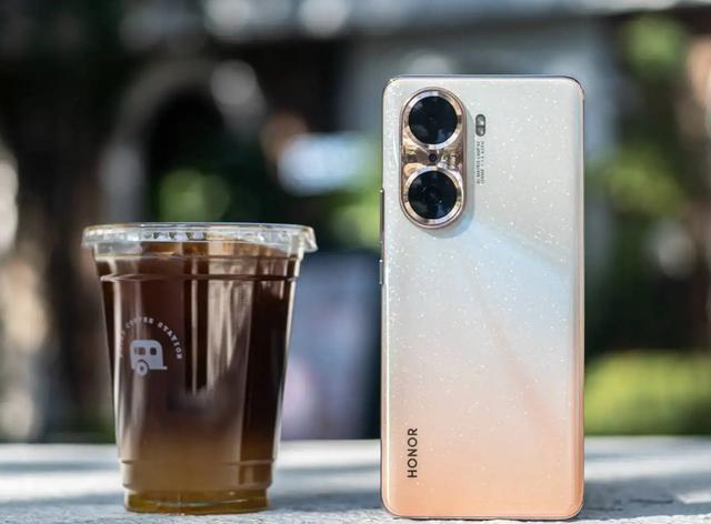 荣耀70系列曝光，颇有旗舰味道，网友：还买什么红米K50 Pro