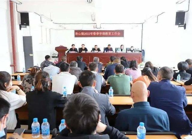8名教师因教学成绩不佳，登上当地“黑榜”，网友褒贬不一