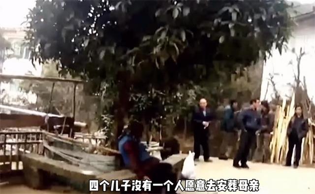 2014年，85岁母亲被儿子拒之门外，哀鸣一夜后惨死，遗体无人收