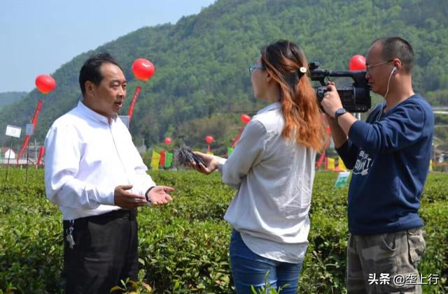 吕先奎冒“傻气”茶农们得福气——记保康县荆山锦茶业公司总经理吕先奎