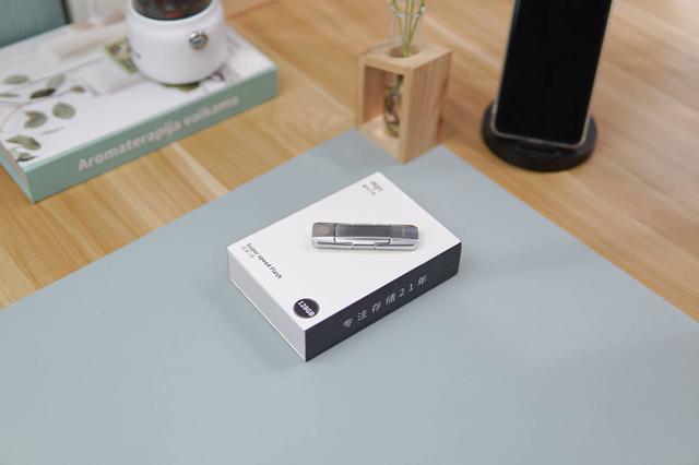 传统U盘即将被淘汰？同样大小，性能直接翻3~4倍