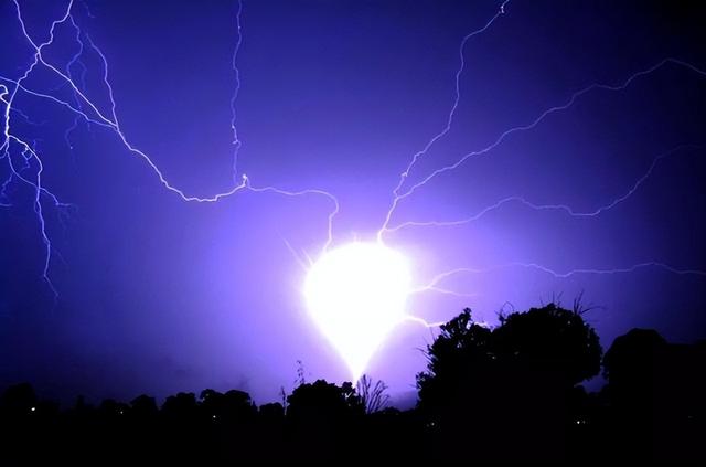 一种特殊的物理现象，在雷雨天小概率出现，直到今天仍是未解之谜