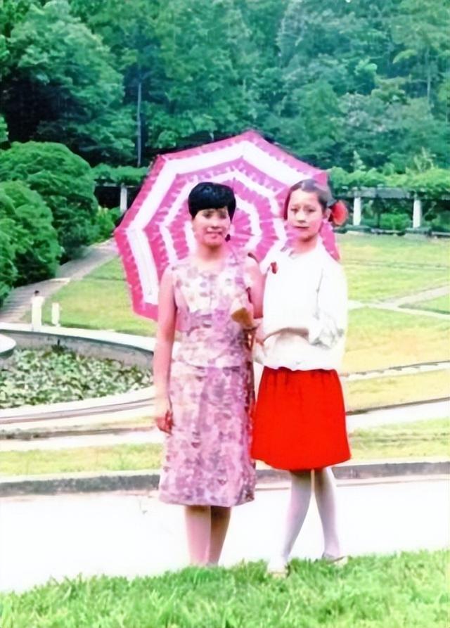 在颁奖礼上说自己“便宜好用”的海清，生活中是个怎样的人？