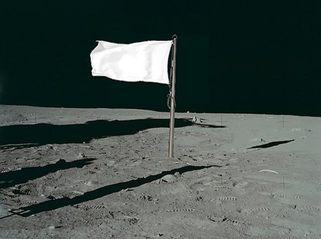 五星红旗在月球升起，美国登月又被质疑，为什么美国国旗在飘扬？