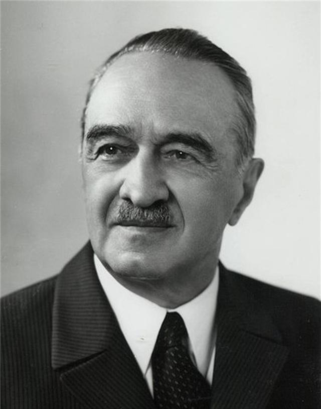 1949年毛泽东出访苏联，苏联人给厨师送来一死鱼，毛泽东：扔出去