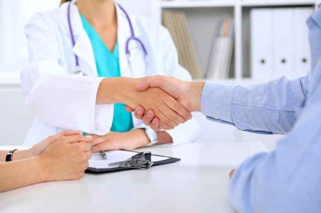维生素也伤肝，别把这4种维生素当保健品吃，危害你承受不起