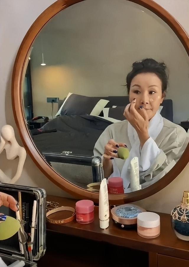 雪瑞姑姑：“冻龄奶奶”走红网络，抖音第一富婆，62岁活成18模样