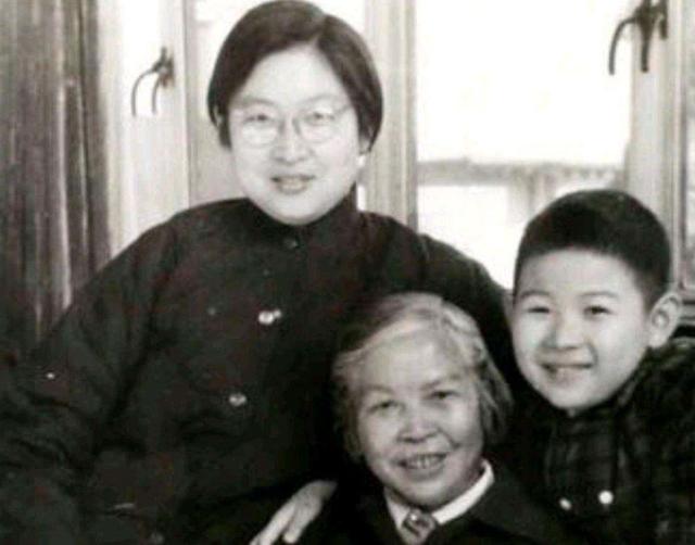1984年贺子珍病逝，上海市委请示葬礼的规格，邓小平一句话定调