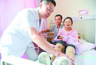 折翼天使顽强产婴，34岁四肢截肢孕妇，靠腕部发力顺利当妈