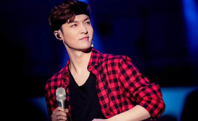 LAY:我是一个追梦人，追逐光明，感受光明，成为光明。
(图4)