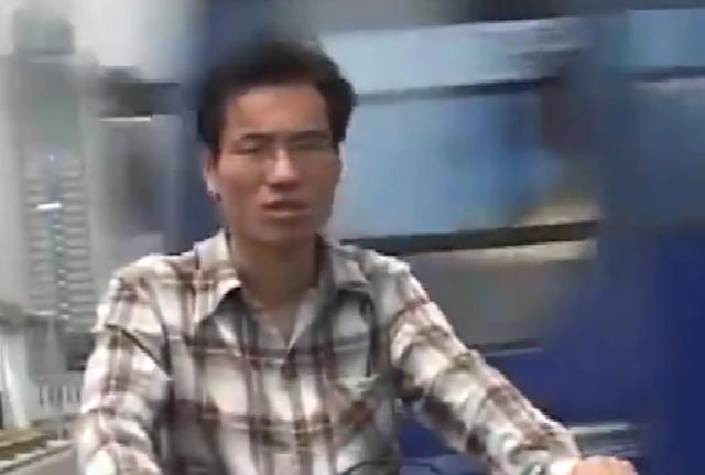 农民父亲供儿子读本科，结果儿子毕业后却当了保安，月薪仅有600