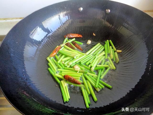 鱿鱼花怎么做好吃？和它搭配，几分钟炒一盘，脆嫩爽口无腥味