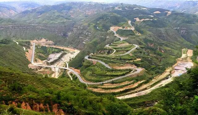 延安一酒店，建成有5年時間，夾在兩​個​大山之間，安全又新穎