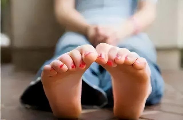 寿命长不长，低头看看脚？自查一下，你的脚是否有4个特征？