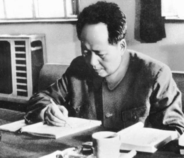 毛主席3次参观故宫城墙，为何却不肯踏进故宫半步？背后有何隐情