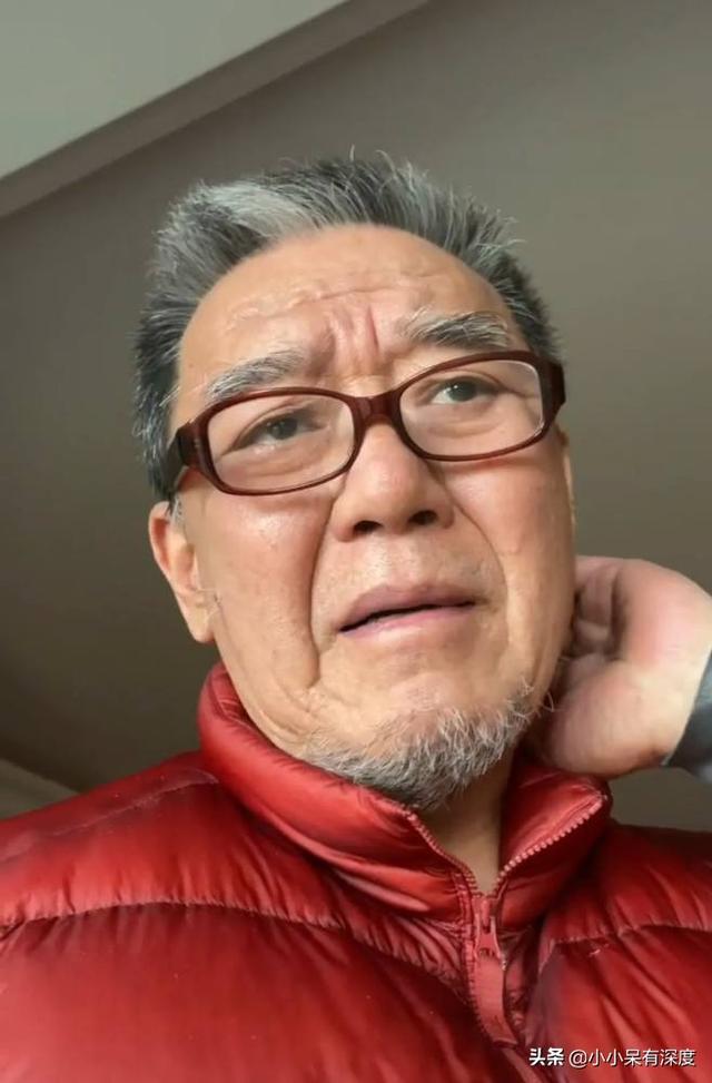 老戏骨李立群的隔离生活，与妻子照片，头发花白互相依偎恩爱十足