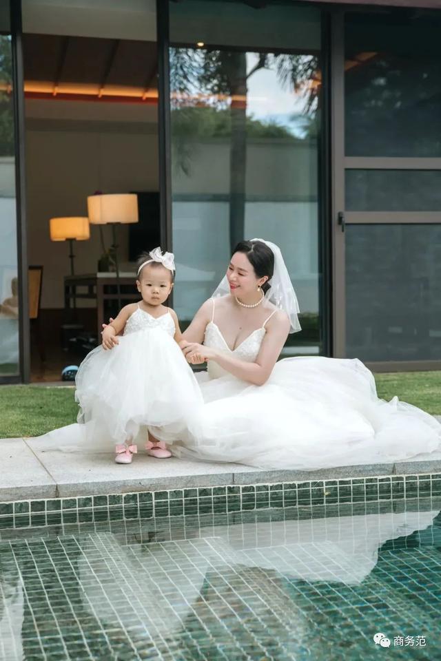 結婚四周年，我們帶女兒穿越回婚禮那一天…