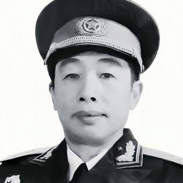 毛主席为红军电台发愁，一国军俘虏站了出来，25年后成开国中将