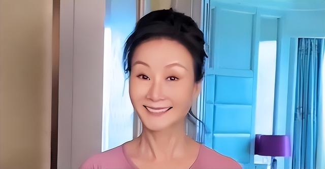 雪瑞姑姑：“冻龄奶奶”走红网络，抖音第一富婆，62岁活成18模样