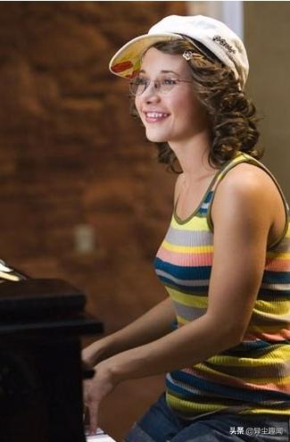 歌曲都是她伴奏的 歌舞青春 凯西15年后转型变气质美容大师 新闻时间