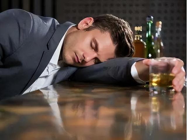 为啥需要戒酒？揭秘：喝酒后人体24小时的变化，看完你还去喝酒吗