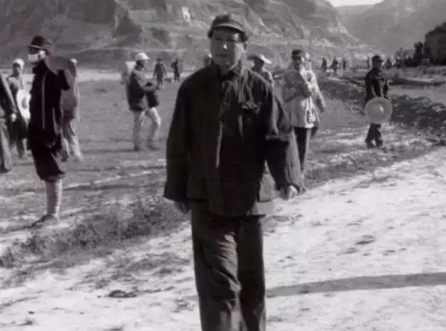 1948年，一位老者塞给周恩来一张字条：先武攻天津，后文取北平