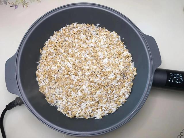燕麦米和生姜炒一炒，没想到这么厉害，我家一年四季都在喝