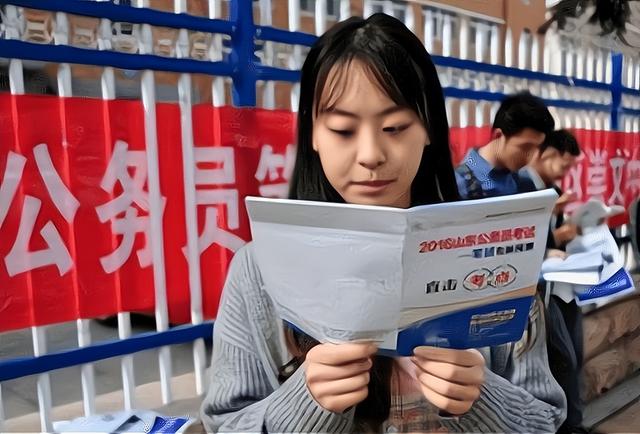 “考研”和“考公”同时上岸，应该怎么选择？过来人告诉你答案