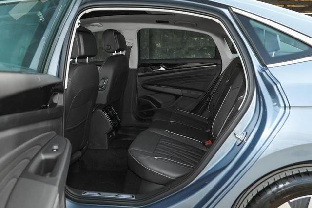 纯电续航63公里，起步22.99万元还挂绿牌，帕萨特PHEV怎么样？