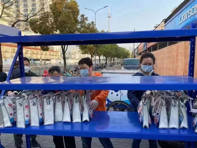 配送小哥太难抢！封控小区买菜买药，特殊时刻靠“智勇双全”