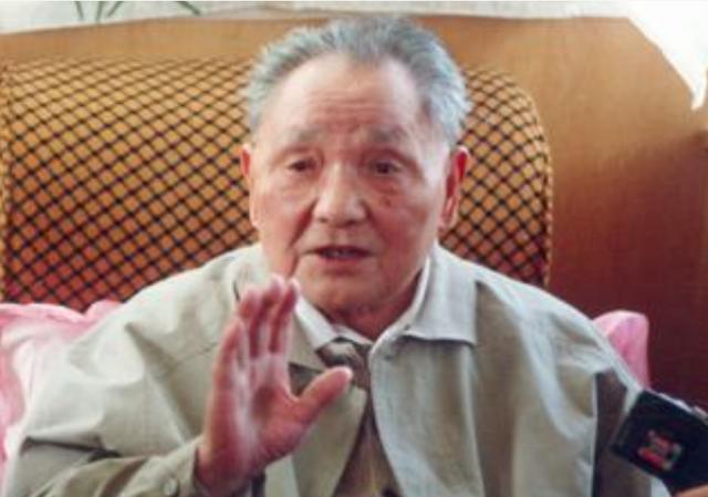 女儿问邓小平：这一辈子和谁关系最好？邓公：就他们仨