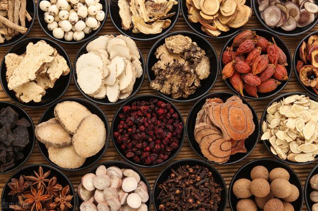 有病一边要治，一边还要养，不能只吃药，不忌嘴，也是徒劳