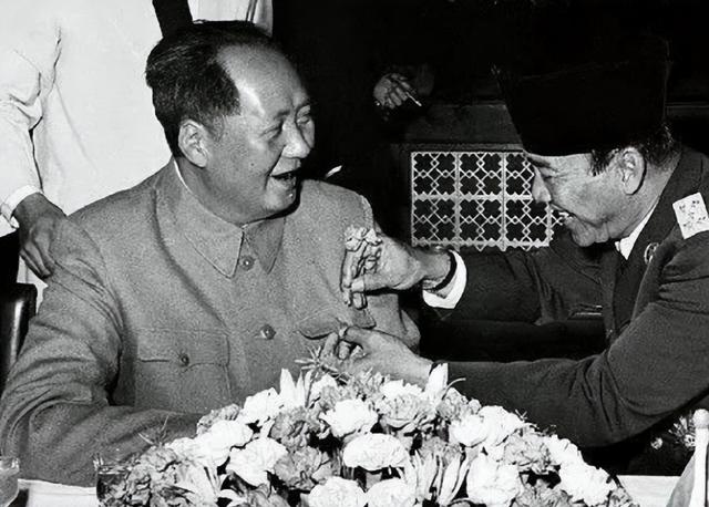 毛主席一行人从机场回来，临时决定下馆子，结账时发现谁都没带钱