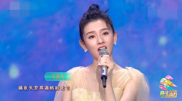 五四晚会：赵丽颖大变脸，关晓彤化浓妆，她们俩赢得毫不费力