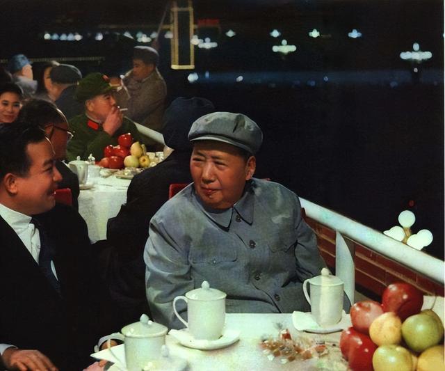毛主席一行人从机场回来，下了趟馆子，结账时，发现谁都没带钱包
