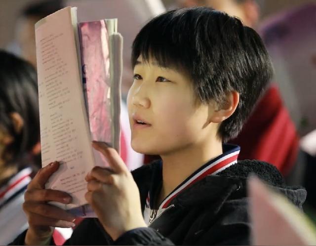 孩子，别在意别人的眼光，牛人没空注意你，嘲笑你的是拉你下马