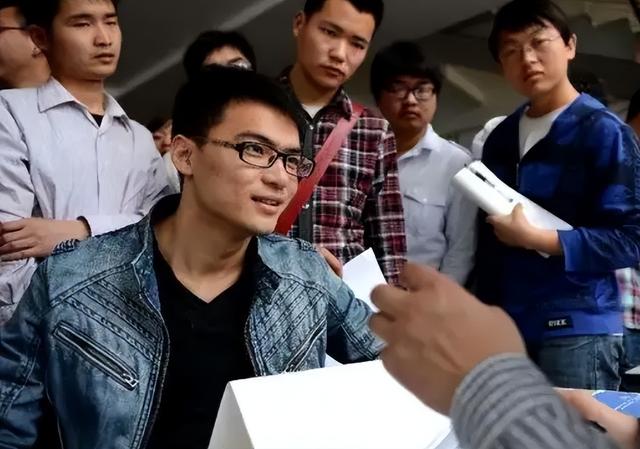 烟草局新招正式工，平均月薪8000左右，3类毕业生可优先录取